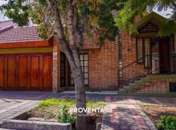 Casa · 178m² · 6 Ambientes · 2 Cocheras · Casa de Categoría en Exclusiva Zona de 6ta Sección