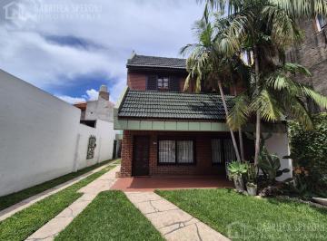 Casa · 131m² · 4 Ambientes · 4 Cocheras · Chalet 4 Ambientes Venta Banfield