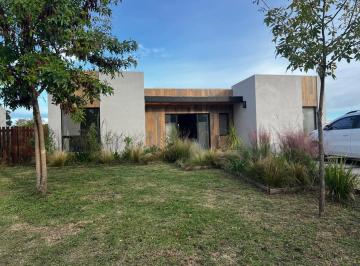 Casa · 150m² · 4 Ambientes · 1 Cochera · Casa en Venta en Santa Lucia, Pilar del Este, Pilar