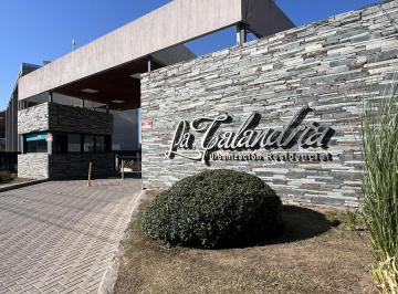 Terreno · 360m² · 1 Ambiente · Lote en Venta Fondo Norte 360 m² - La Calandria