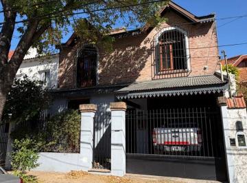 Casa de 5 ambientes, Vicente López · Excelente Chalet de Estilo en 2 Plantas con Amplio Jardín