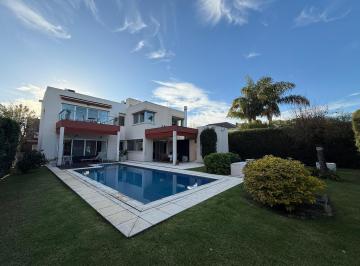 Casa · 280m² · 6 Ambientes · 2 Cocheras · Casa de Seis Ambientes con Piscina en Venta en Barrio Ombues de Hudson