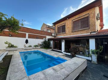 Casa · 245m² · 4 Ambientes · 4 Cocheras · Lobos 400, Wilde ¡Casa de 4 Ambientes + Jardin con Piscina y Garage Para 4 Autos en Venta!