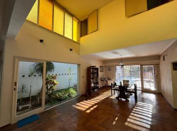 Casa · 300m² · Casa de Cinco Ambientes con Piscina a La Venta en Wilde