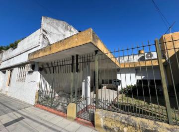 Casa · 363m² · 4 Ambientes · 1 Cochera · Casa de Cuatro Ambientes a Reciclar en Venta en Wilde Centro
