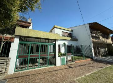 Casa · 194m² · 4 Ambientes · 1 Cochera · Casa Cuatro Ambientes Jardin Quincho a La Venta en Wilde Apto Credito