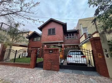 Casa · 234m² · 4 Ambientes · 1 Cochera · Casa de Cuatro Ambientes con Pileta y Quincho en Venta en Bernal