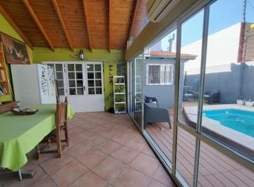 Casa · 160m² · 5 Ambientes · 2 Cocheras · Casa en Bernal Este Cinco Ambientes en Venta Pileta Cochera 2 Autos Seguridad