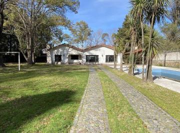 Casa · 294m² · 3 Ambientes · 1 Cochera · Casa Quinta en Venta con Piscina, Jacuzzi y Cancha de Fútbol en Barrio San Juan Berazategui