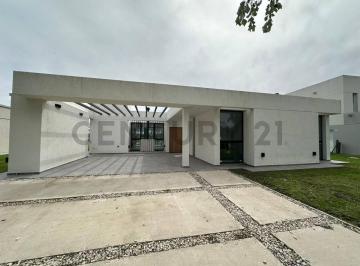 Casa · 182m² · 2 Cocheras · Casa en Venta en Haras del Sur 3