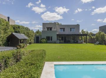 Casa · 230m² · 6 Ambientes · 2 Cocheras · Espectacular Casa en Las Liebres Sobre Lote de 928 m² - 4 Dorm., Playroom, Pileta