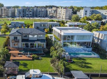 Casa · 447m² · 9 Ambientes · 3 Cocheras · Venta Albanueva 4 Suites / Escritorio / Playroom / Familiy