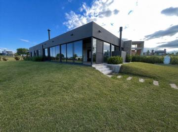 Casa · 253m² · 5 Ambientes · 2 Cocheras · Casa Exclusiva Vista Al Lago en Puerto del Aguila