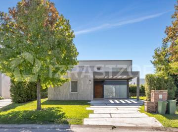 Casa · 204m² · 5 Ambientes · 5 Cocheras · Casa en Venta Sobre Lote Central en Ayres Plaza