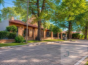 Casa · 1085m² · 7 Ambientes · 2 Cocheras · Exclusiva Casa en Venta - Parque Avalos