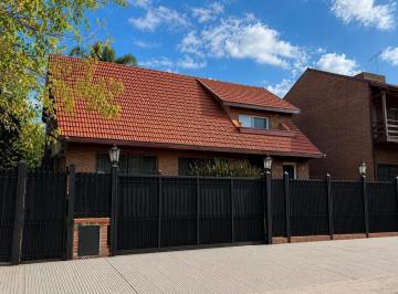 Casa · 580m² · 4 Ambientes · 8 Cocheras · En Venta Casa Doble Lote 4 Amb C/ Dep, C/quincho y Piscina.
