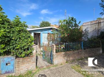 Casa · 100m² · 4 Ambientes · Casa con Amplio Terreno Parquizado Ideal Para Refaccionar