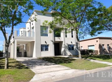 Casa · 248m² · 6 Ambientes · Casa en Venta Sobre Lote Interno en Barrio Vistas Puertos