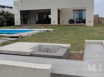 Casa · 120m² · 3 Ambientes · 1 Cochera · Casa en Venta Sobre Lote Interno en San Sebastian Area 13