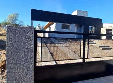 Casa · 80m² · 4 Ambientes · 1 Cochera · Casa en Villa Giardino