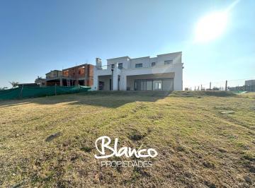 Casa · 230m² · 5 Ambientes · 1 Cochera · Casa en Venta en Santa Ana, Villanueva, Tigre