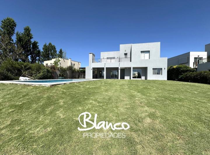 Casa · 200m² · 6 Ambientes · 2 Cocheras