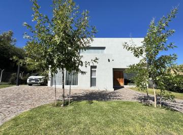 Casa · 195m² · 5 Ambientes · 2 Cocheras · Venta Casa 5 Ambientes en Santa Guadalupe – Pilar del Este