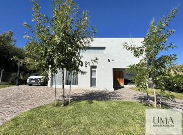Casa · 195m² · 5 Ambientes · 2 Cocheras · Venta Casa 5 Ambientes en Santa Guadalupe – Pilar del Este
