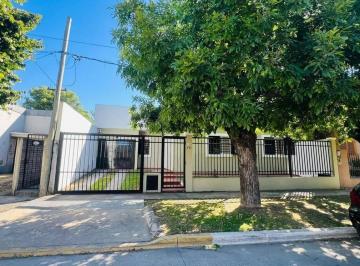 Casa · 120m² · 4 Ambientes · 2 Cocheras · Casa con 3 Dorm. y 420 m² en Venta en Ensenada