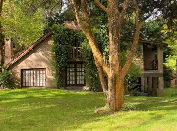 Casa · 220m² · 4 Ambientes · 1 Cochera · Venta Casa Carilo 3 Dorm. Quincho Jardin