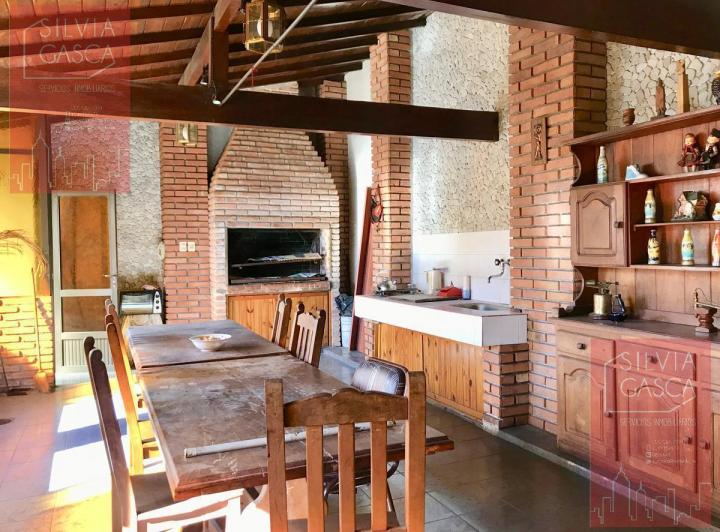 Casa · 345m² · 5 Ambientes · 1 Cochera