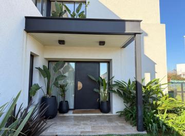 Casa · 1150m² · 5 Ambientes · 6 Cocheras · Casa de 4 Dorm. en Venta en Ayres Plaza