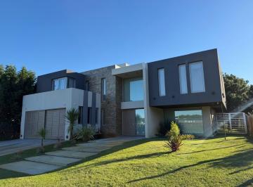 Casa · 343m² · 3 Dormitorios · 2 Cocheras · Casa en Venta - Santa Teresita Sobre El Monte