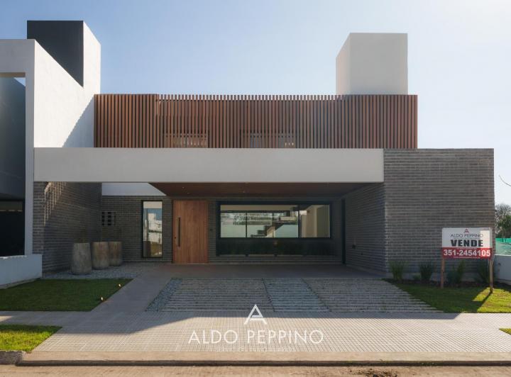 Casa · 212m² · 3 Ambientes · 2 Cocheras