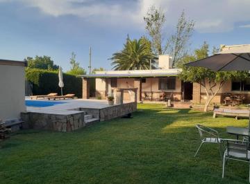 Casa de 4 ambientes, La Primavera · Casa con 1100 m² y 3 Dorm. en Venta en La Primavera