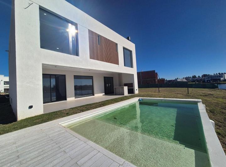 Casa · 270m² · 6 Ambientes · 1 Cochera