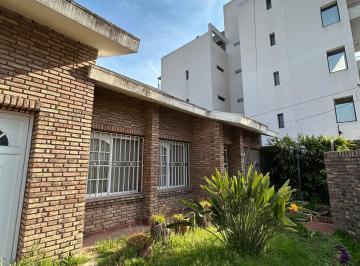 Casa de 4 ambientes, San Lorenzo · Chalet Centrico San Lorenzo 4 Habitaciones / Cochera/ Quincho.
