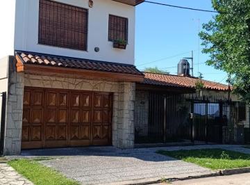 Casa · 184m² · 4 Ambientes · 2 Cocheras · Casa en Venta Quilmes Oeste 6 Ambientes