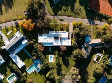 Casa · 510m² · 6 Ambientes · 4 Cocheras · Exclusiva Casa de Una Sola Planta en Fincas del Sur I | 2.500 m² de Terreno