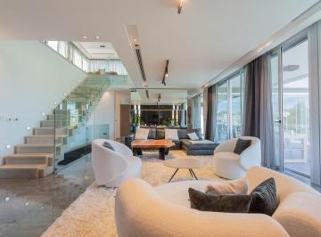 Casa · 281m² · 4 Ambientes · 4 Cocheras · Casa Amoblada y con Cava en El Yacht Nordelta, Lote Al Río