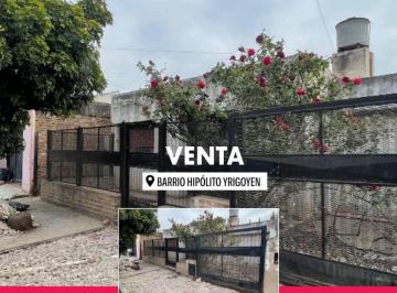 Casa de 6 ambientes, Córdoba · Casa de 2 Dorm. con Departamento de 3 Dorm, Entradas Independientes, Barrio Hipolito Yrgoyen