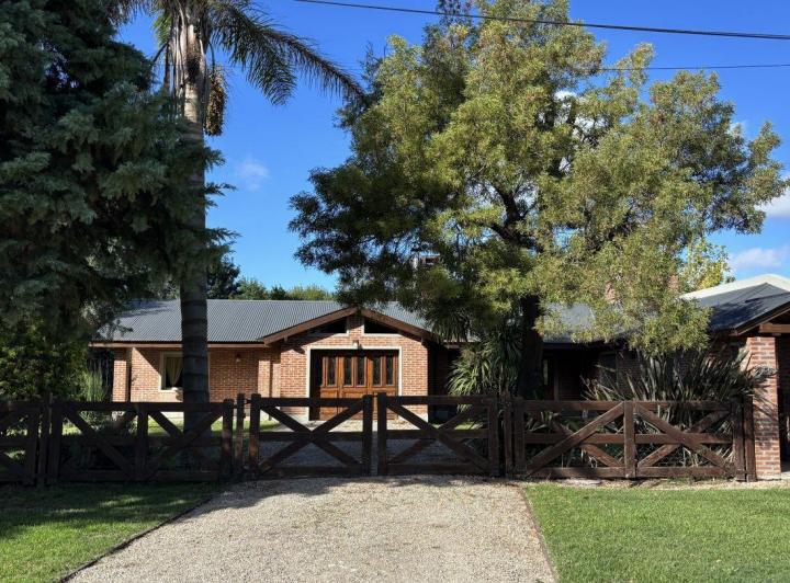 Casa · 200m² · 3 Ambientes · 1 Cochera