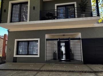 Casa · 105m² · 4 Ambientes · 2 Cocheras · Casa en Venta - Merlo