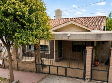 Casa de 6 ambientes, Córdoba · Casa con 2 Dorm. en Venta, 221 m² en Ferroviario Mitre