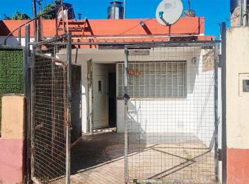 Frente · Casa 2 Dorm. con Espacio Para Vehiculo Santiago 4551 B