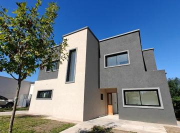 Casa · 243m² · 5 Ambientes · 2 Cocheras · Casa 5 Ambientes en San Pablo Pilar. Financiación!