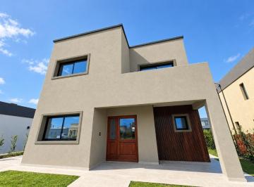 Casa · 243m² · 5 Ambientes · 2 Cocheras · Casa 5 Ambientes en San Pablo Pilar. Financiación!