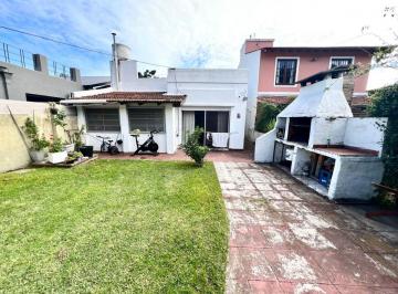 Casa de 2 ambientes, San Isidro · Martínez: Unica Casa en Lote Propio de 8,66x28,58. con Garage Cubierto y Gran Jardín. Orientada Al N
