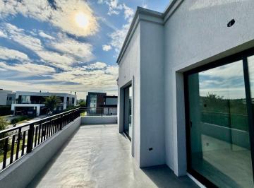 Casa de 4 ambientes, Berazategui · Casa Venta Hudson Barrio Las Golondrinas 4 Ambientes Crédito Losa Radiante Segunda Línea a La Laguna