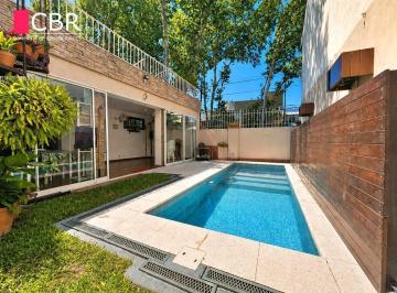 Casa · 157m² · 4 Ambientes · 2 Cocheras · Impecable Casa con Jardín, Terraza, Quincho y Piscina - Muy Luminosa!